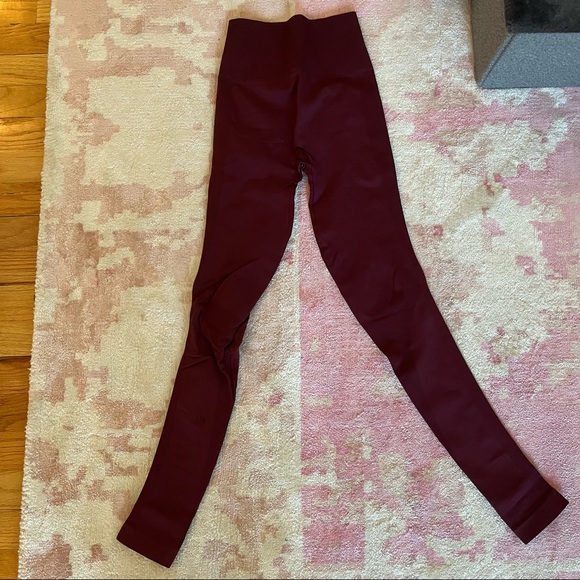Lululemon Zone In Tight Size 2 in Wine Berry - Picture 3 of 9